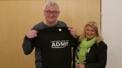 Ein T-Shirt mit der Aufschrift „Lasst mich durch, ich bin der Admin“ soll Erich Ebert künftig freie Bahn verschaffen. Für die Gemeinde mit Bürgermeisterin Birgit Kreß an der Spitze ist er ein wertvoller Partner. (Foto: Ulli Ganter)