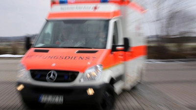Die Autofahrerin wurde ins Krankenhaus gebracht - dort starb sie. (Symbolbild) (Foto: Stephan Jansen/dpa)