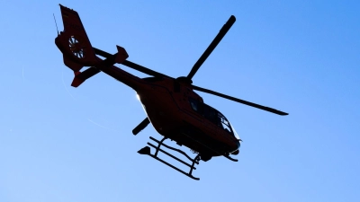 Ein Rettungshubschrauber fliegt den Verletzten ins Krankenhaus. (Symbolbild) (Foto: Julian Stratenschulte/dpa)