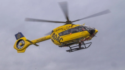 Der Fahrer befinde sich in einem kritischen Zustand, die Beifahrerin verletzte sich mittelschwer. (Symbolbild) (Foto: Peter Kneffel/dpa)