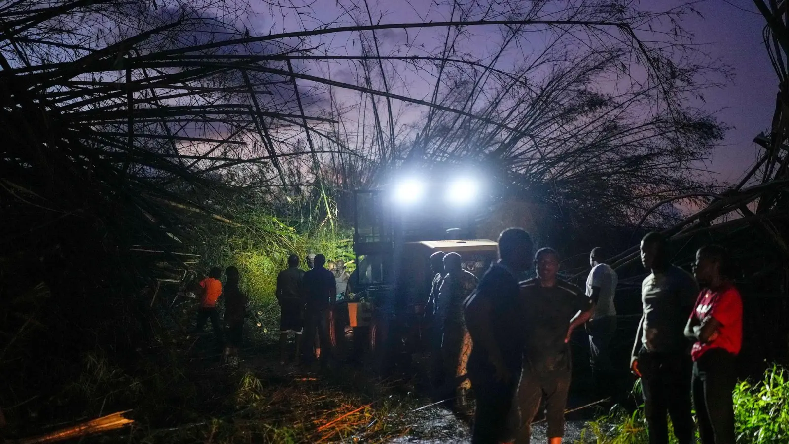 Arbeiter räumen umgestürzte Bäume und Trümmer beiseite. (Foto: Matias Delacroix/AP/dpa)