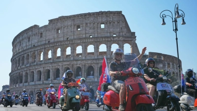 Vespa-Fans fahren am Kolosseum vorbei. (Foto: Alessandra Tarantino/AP/dpa)