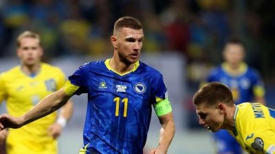 Edin Dzeko (M) will zukünftig in der 2. Bundesliga stürmen. (Archivbild) (Foto: Armin Durgut/AP)