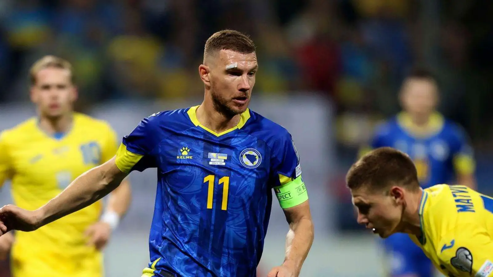 Edin Dzeko (M) will zukünftig in der 2. Bundesliga stürmen. (Archivbild) (Foto: Armin Durgut/AP)