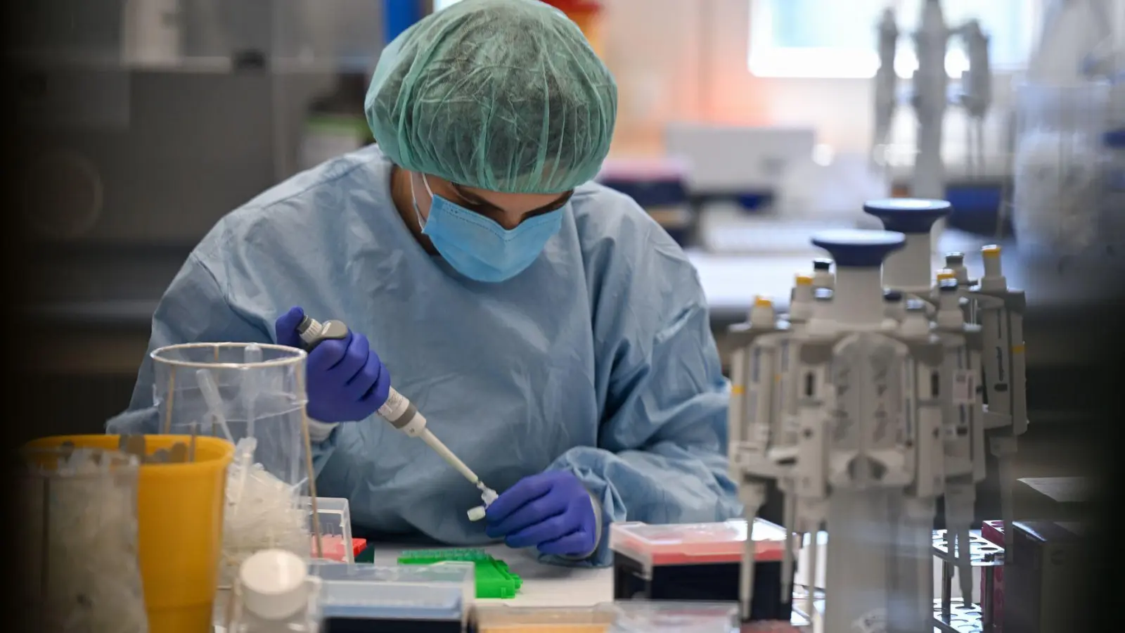 Für eine erfolgreiche Beweisführung ist die Sicherstellung von Spuren nach einem sexuellen oder körperlichen Übergriff entscheidend. In Bayern kann das nun anonymisiert als Kassenleistung abgerechnet werden. (Illustration) (Foto: Arne Dedert/dpa)