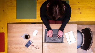 Mehr als zwei Drittel der Homeoffice-Beschäftigten haben laut Umfrage schon krank gearbeitet. (Symbolbild) (Foto: Sebastian Kahnert/dpa)