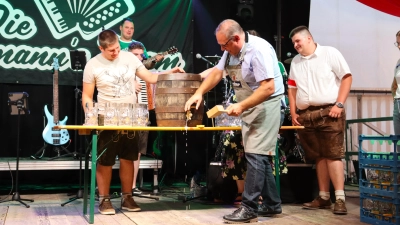 Mit geübten Handgriffen ging Bürgermeister Michael Dörr am Bierfass ans Werk – und eröffnete damit offiziell die Feierlichkeiten in Wolframs-Eschenbach. (Foto: Antonia Müller)