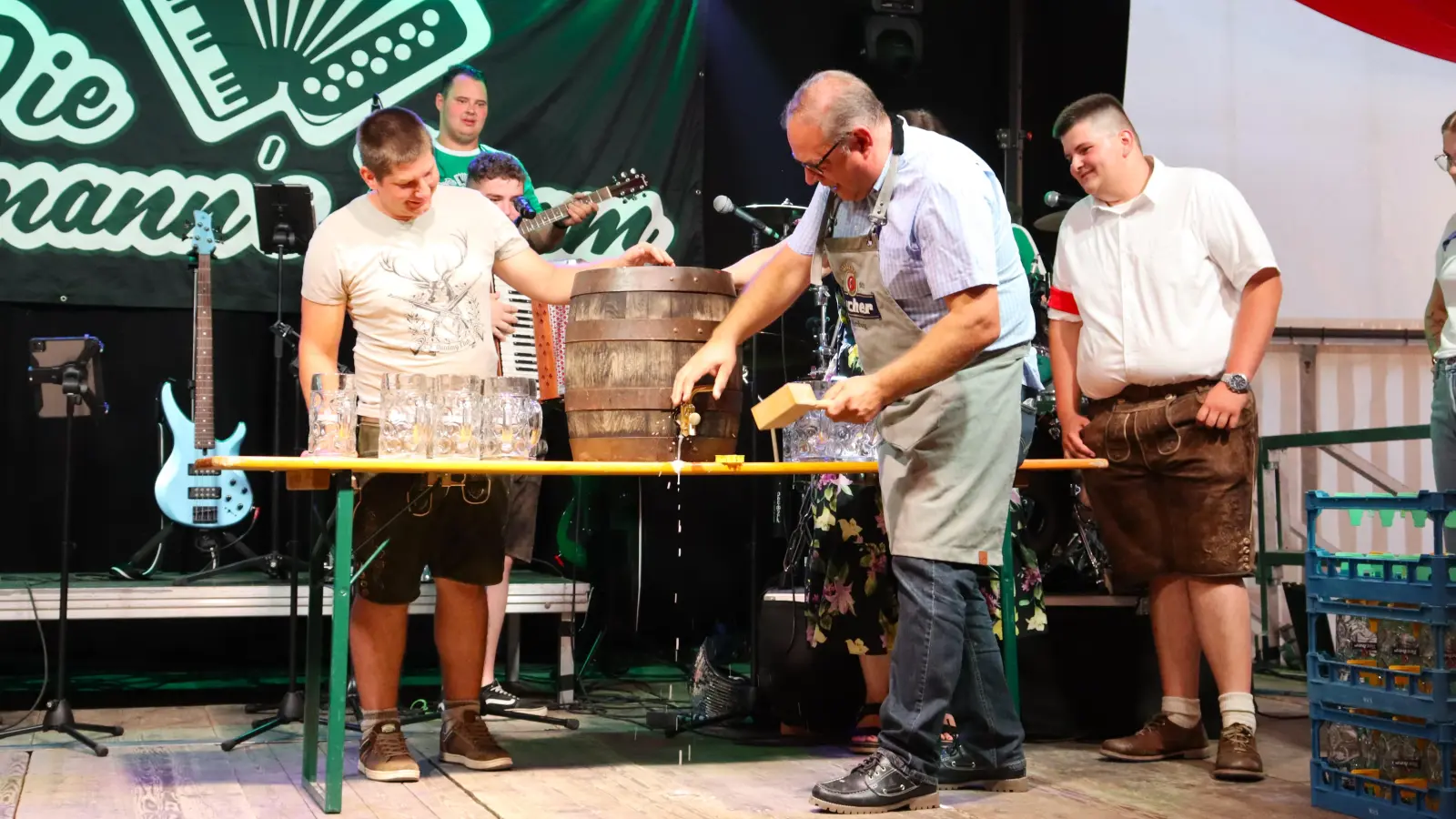 Mit geübten Handgriffen ging Bürgermeister Michael Dörr am Bierfass ans Werk – und eröffnete damit offiziell die Feierlichkeiten in Wolframs-Eschenbach. (Foto: Antonia Müller)