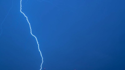 Bei einer Demo für Ex-Präsident Jair Bolsonaro trifft ein Blitz zahlreiche Menschen in Brasília. (Archivbild) (Foto: Jens Büttner/dpa-Zentralbild/dpa)