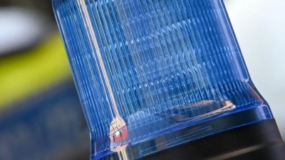 Eine Zivilstreife der Polizei kontrollierte den Anhänger mit dem Bagger. (Symbolbild) (Foto: Hendrik Schmidt/dpa-Zentralbild/dpa)