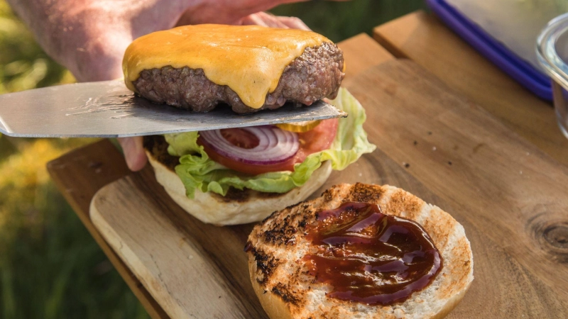 BBQ-Sauce gehört für viele zum Grillen dazu: Seit dem 1. Juli sind acht gängige Raucharomen in Saucen und Snacks nicht mehr zugelassen. (Foto: Christin Klose/dpa-tmn)