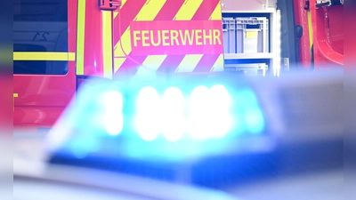 Mehrere Menschen wurden bei dem Brand durch Rauch verletzt. (Symbolfoto)  (Foto: Bernd Weißbrod/dpa)