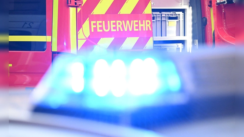 Mehrere Menschen wurden bei dem Brand durch Rauch verletzt. (Symbolfoto)  (Foto: Bernd Weißbrod/dpa)