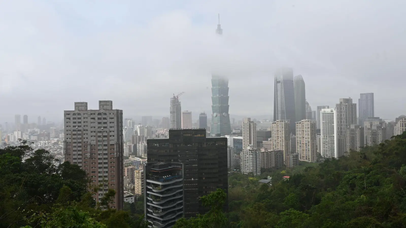 508 Meter, nur Glas, Stahl und Beton: Der Taipeh 101. (Foto: Johannes Neudecker/dpa)