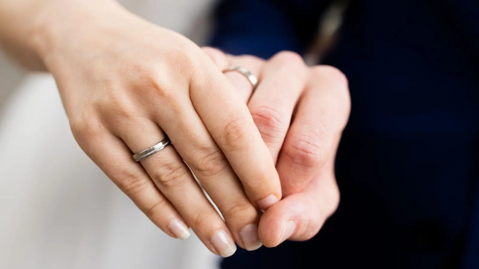 Nach Heirat und Namensänderung einfach weiter mit dem Geburtsnamen unterschreiben? Keine gute Idee. Denn das ist mindestens eine Ordnungswidrigkeit, wenn nicht sogar eine Straftat. (Foto: Rolf Vennenbernd/dpa/dpa-tmn)