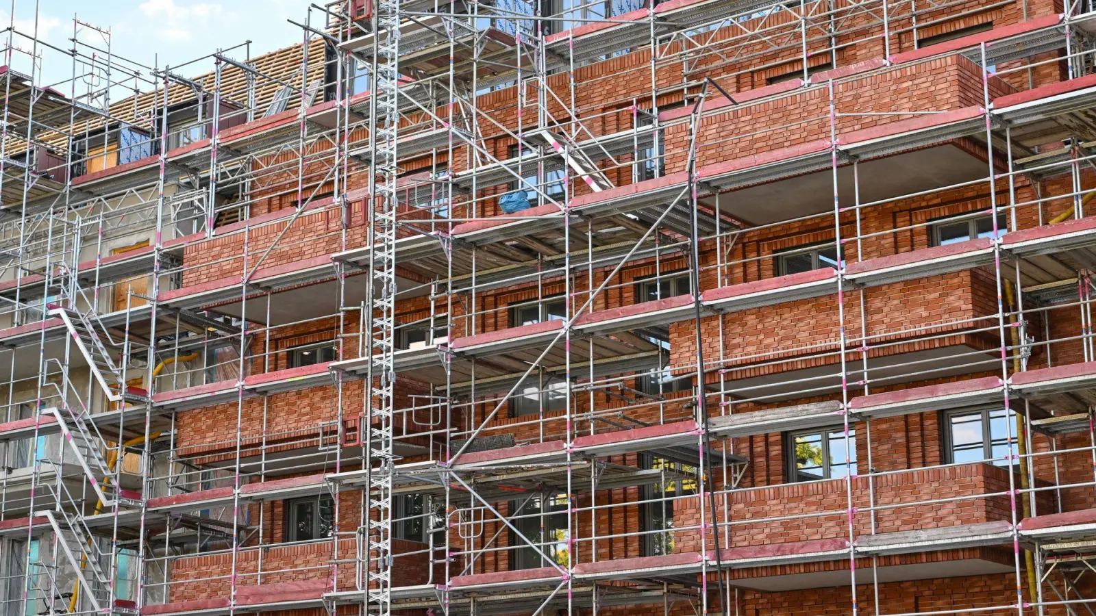 Mehr als 690 Millionen Euro Wohnraumförderung wurden im vergangenen Jahr in Bayern ausgeschüttet - viel Geld, aber nur ein Bruchteil dessen, was im Freistaat für Bauprojekte beantragt wurde. (Illustration) (Foto: Patrick Pleul/dpa)