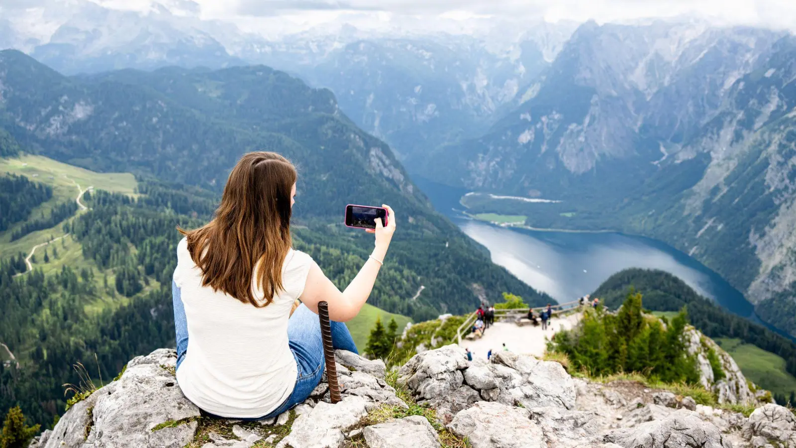 Instagram und Co. sind für fast zwei Drittel der Befragten eine Inspirationsquelle für Ausflüge und Aktivitäten am Urlaubsziel. (Foto: Benjamin Nolte/dpa-tmn)