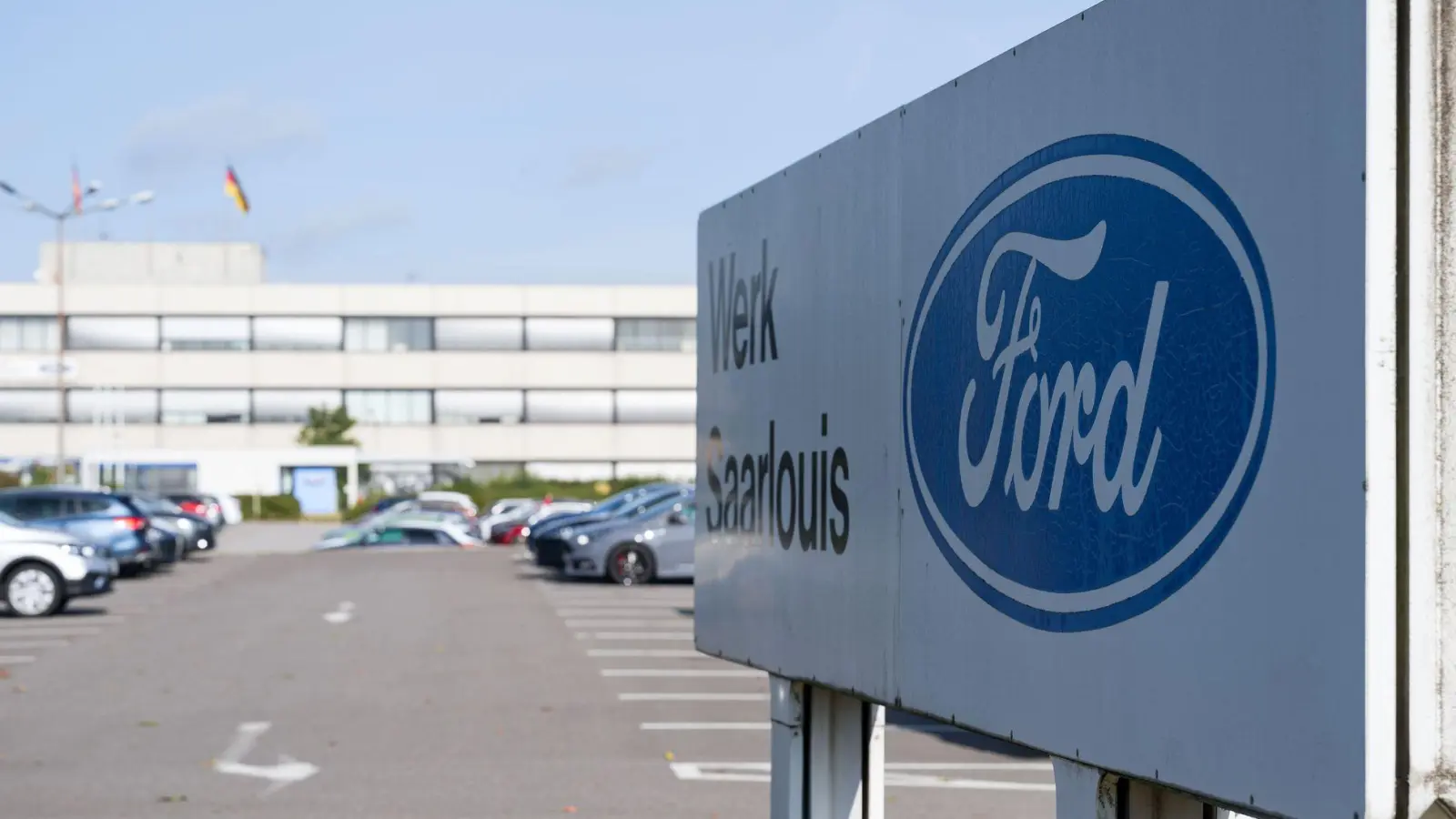 In rund einem Monat wird bei Ford in Saarlouis das letzte Auto produziert. (Archivbild)  (Foto: Oliver Dietze/dpa)