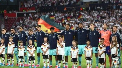 Die Fußball-Nationalspieler beim Abspielen der Nationalhymne vor dem Spiel gegen Finnland.  (Foto: Christian Charisius/dpa)
