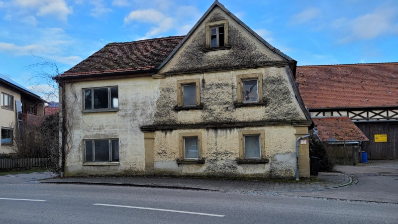 Das ehemalige jüdische Schächthaus in Ermetzhofen liegt direkt an der Ortsdurchgangsstraße. (Foto: Nina Daebel)