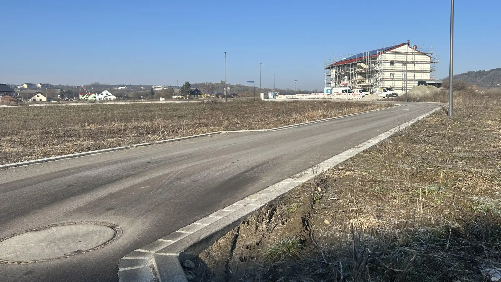 Um die Gestaltung dieser Verbindungsstraße im Baugebiet Schrotfeld schwelt im Herrieder Stadtrat seit langem ein Streit. Nun will die CSU die kommunale Rechtsaufsicht anrufen lassen.  (Foto: Florian Pöhlmann)