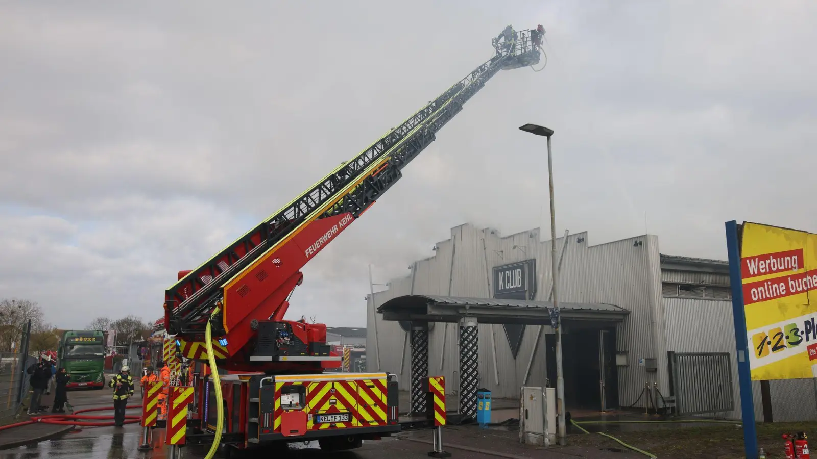 Die Feuerwehr löscht einen Brand in einem Club. Hunderte Feiernde retten sich ins Freie. (Foto: Philipp von Ditfurth/dpa)