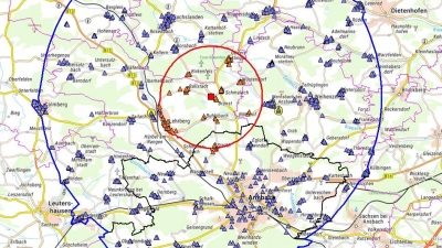 Um den Ausbruchsbetrieb wurde eine Schutzzone (rot) und eine Überwachungszone (blau) eingerichtet. Dort gelten klare Vorgaben zum Umgang mit Geflügel, Eiern und Fleisch. (Grafik: Landratsamt Ansbach)