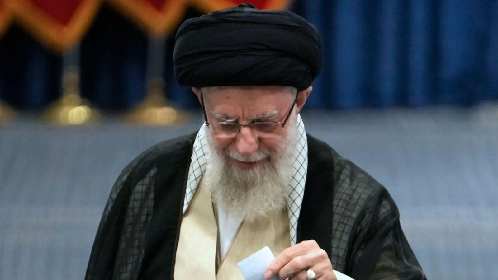 Irans Religionsführer Ajatollah Ali Chamenei gibt bei der Eröffnung der Präsidentenwahl seinen Stimmzettel ab. (Foto: Vahid Salemi/AP)