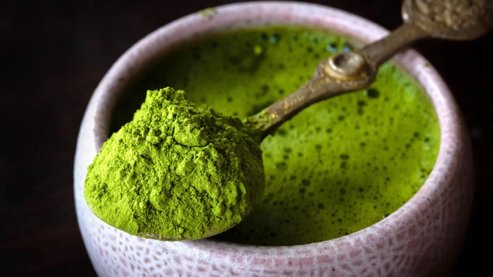 Grüne Vielfalt im Trend: Vor allem Matcha erobert den Food-Markt. (Foto: Sina Schuldt/dpa/dpa-tmn)