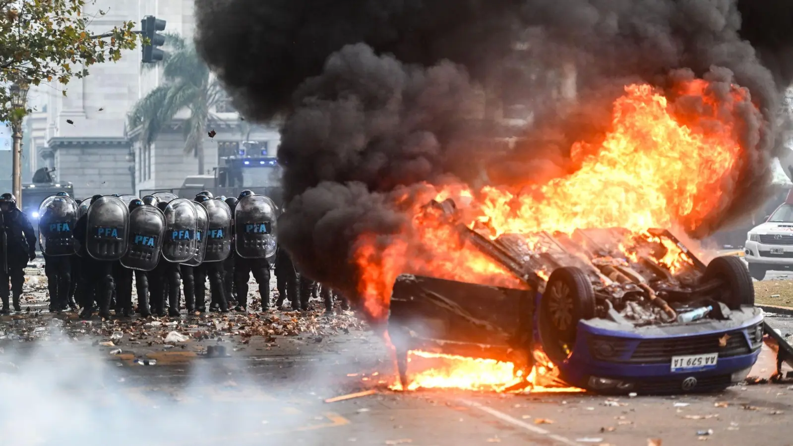 Gegen ein Reformpaket des argentinischen Präsidenten Milei regt sich massiver Widerstand. In Buenos Aires kam es zu heftigen Auseinandersetzungen mit der Polizei. (Foto: Fernando Gens/dpa)