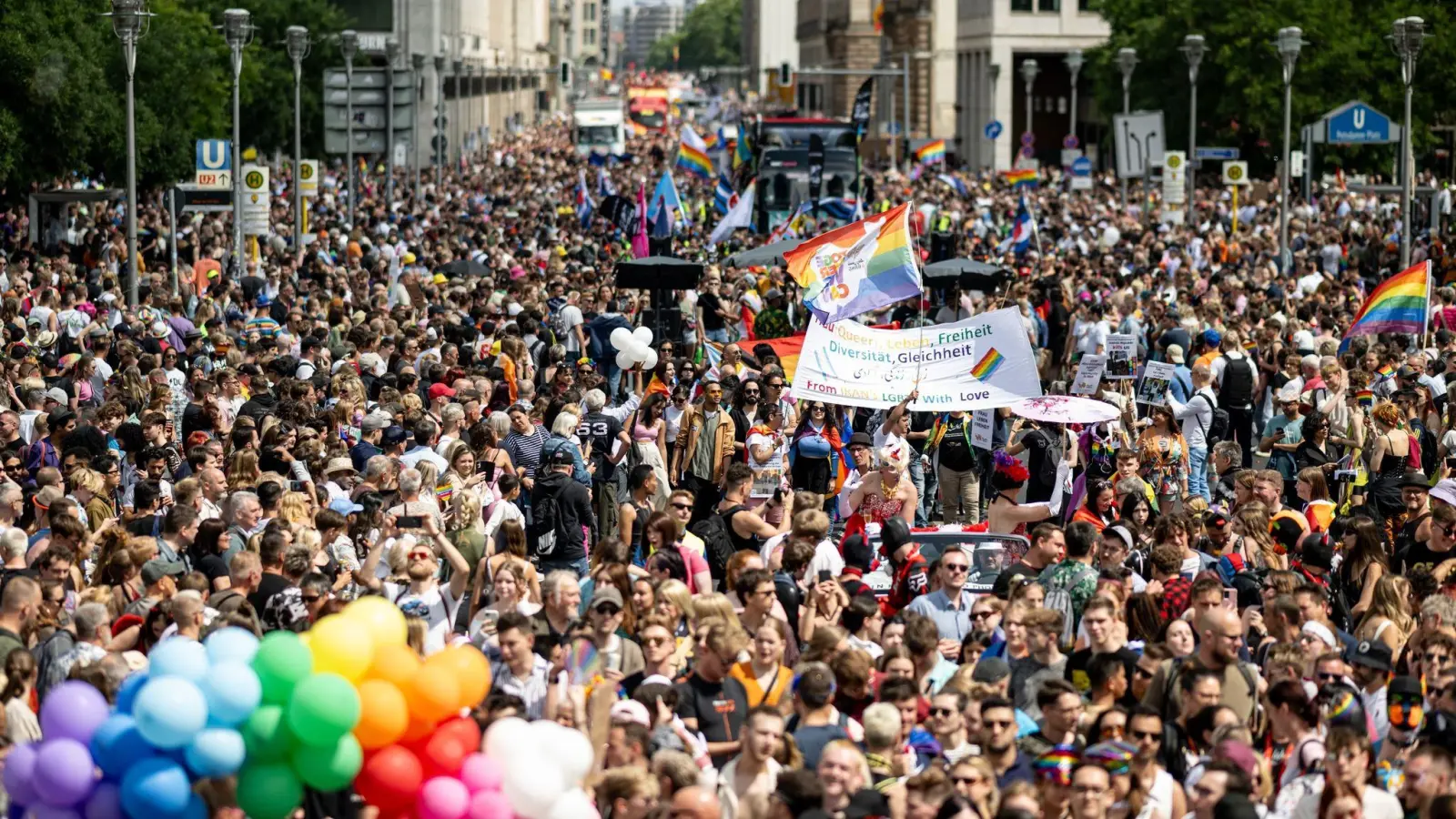 Bunt, schrill und ausgelassen - so präsentiert sich die Parade zum Christopher Street Day (CSD) in Berlin. (Foto: Fabian Sommer/dpa)