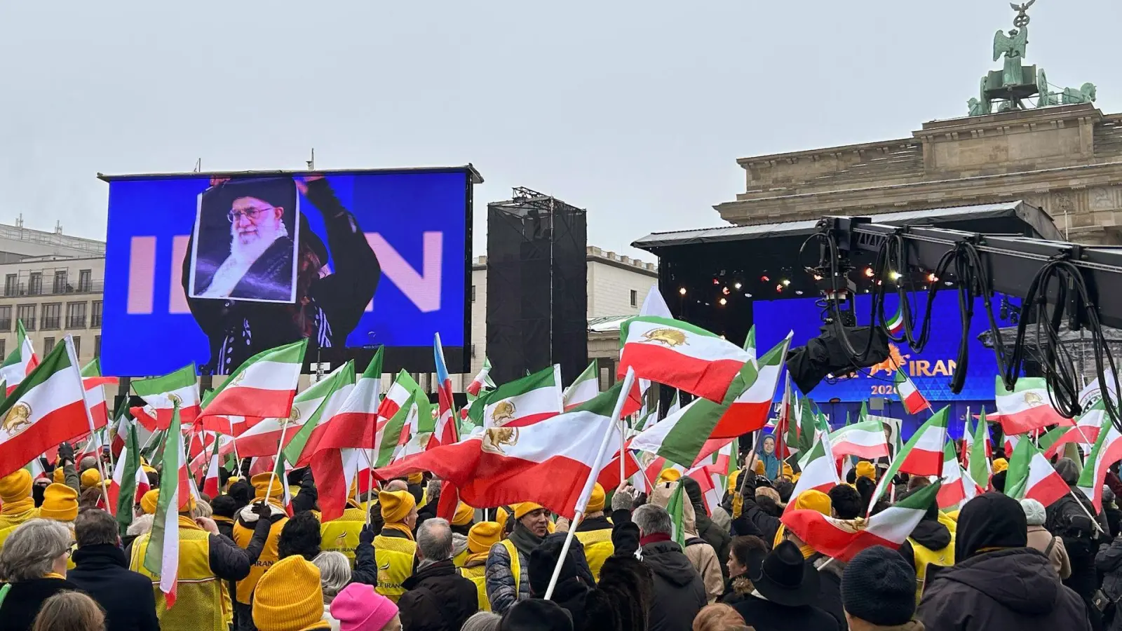 Tausende Menschen demonstrieren vor dem Brandenburger Tor für Freiheit im Iran. (Foto: Ole Rockrohr/dpa)