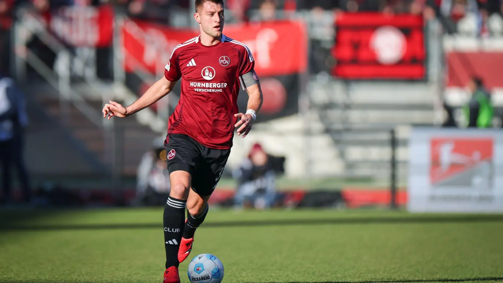 Robin Knoche kehrt beim 1. FC Nürnberg in die Startelf zurück. (Archivbild) (Foto: Daniel Karmann/dpa)