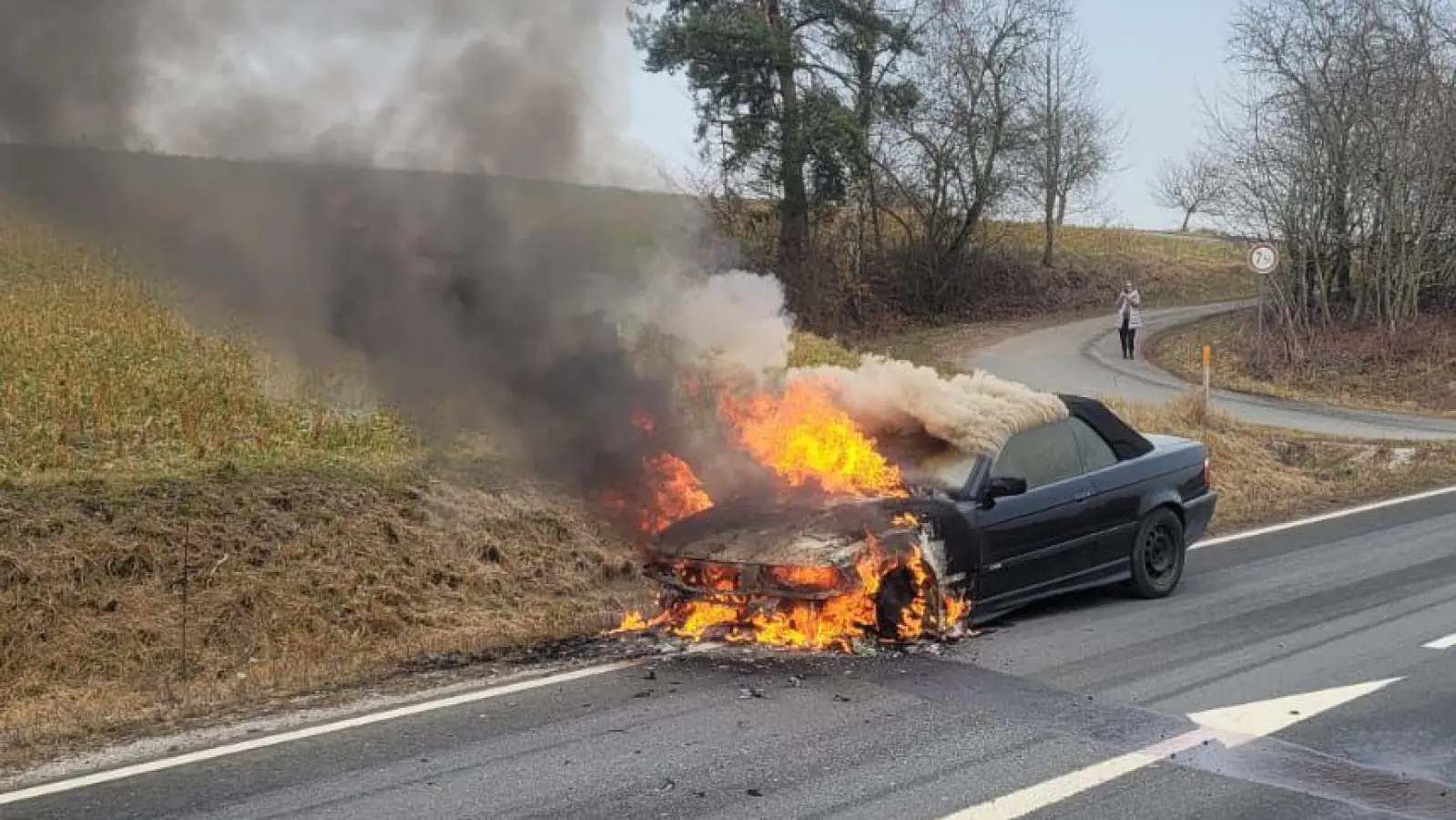 Der Motorraum eines Autos stand am Sonntag um die Mittagszeit in Vollbrand. (Foto: Feuerwehr Scheinfeld)