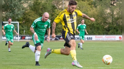 Hier rennt Flachslandens Nico Rausch seinem Gegenspieler Sven Fösel zwar davon, der TSV Flachslanden hatte bei der SG Diespeck/Münchsteinach aber mit 1:2 das Nachsehen. (Foto: Markus Zahn)