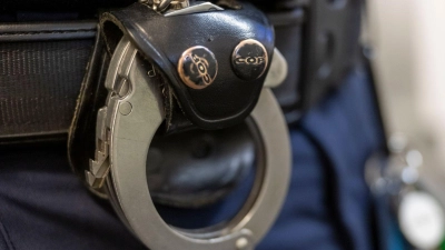 Die Polizei nahm den 23-Jährigen fest und ermittelt jetzt, ob es sich bei den mitgeführten Gegenständen um Diebesgut handelt. (Symbolbild) (Foto: Peter Kneffel/dpa)