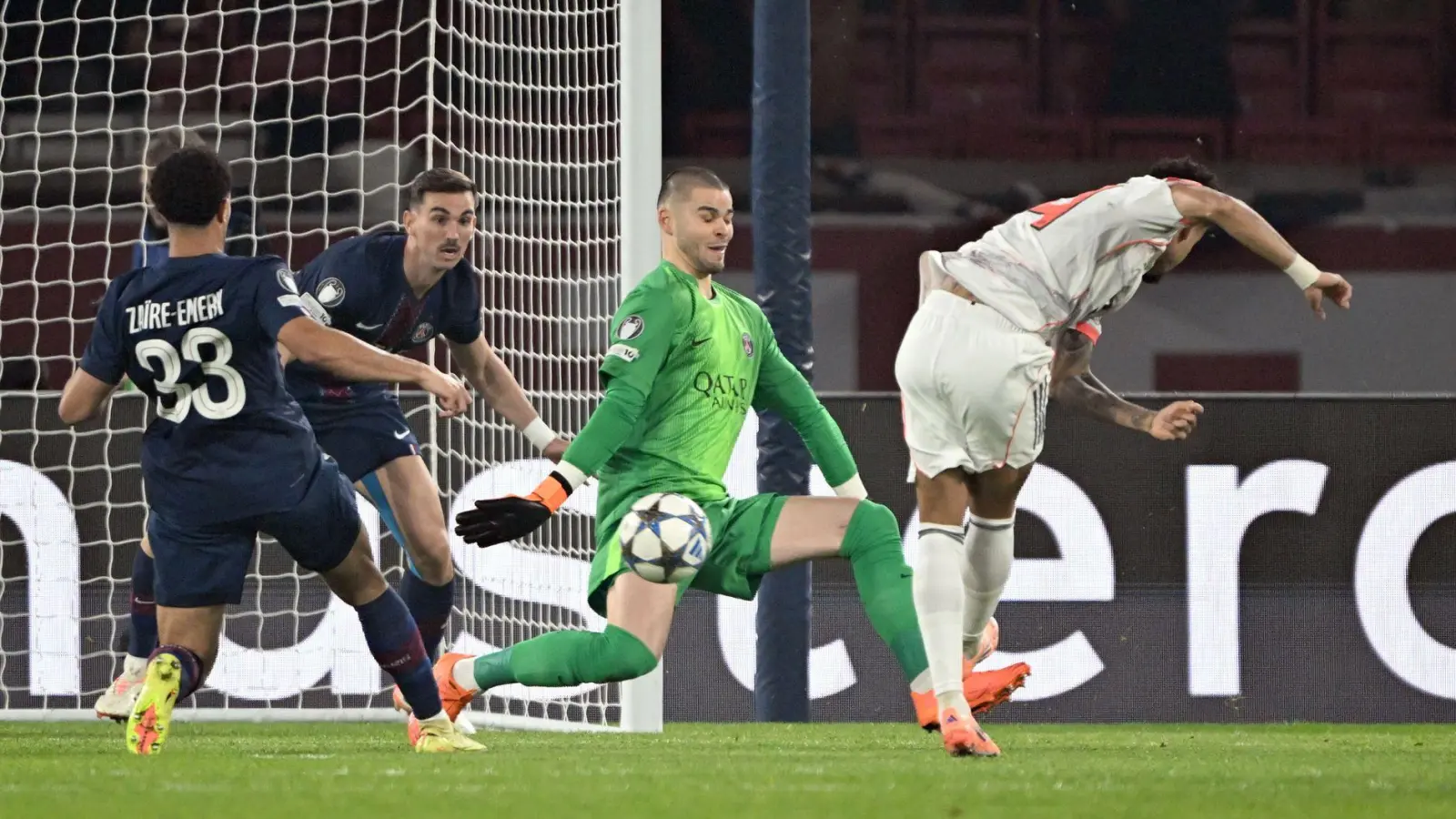 Luis Díaz (r) erzielt das frühe 1:0 für Bayern. (Foto: Federico Gambarini/dpa)