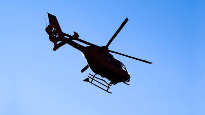 Der 17-Jährige wurde von einem Rettungshubschrauber schwer verletzt in ein Krankenhaus geflogen. (Symbolbild) (Foto: Julian Stratenschulte/dpa)
