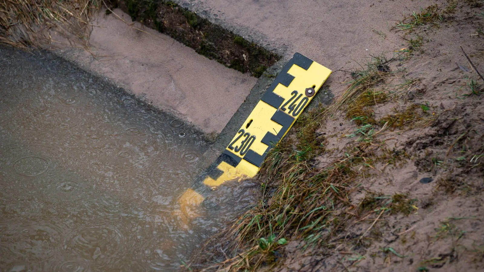 Ade, Schnee! Nach Schneefällen in den vergangenen Tagen hat der DWD teils zweistellige Temperaturen im Freistaat angekündigt. Die Hochwassergefahr steigt. (Foto: Daniel Vogl/dpa)