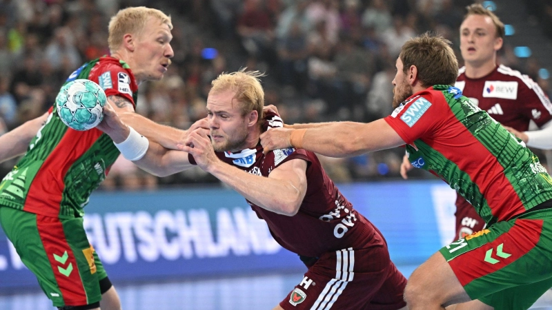 Hier geblieben: Magnus Saugstrup (l) und Albin Lagergren (r) packen energisch zu. (Foto: Angelika Warmuth/dpa)