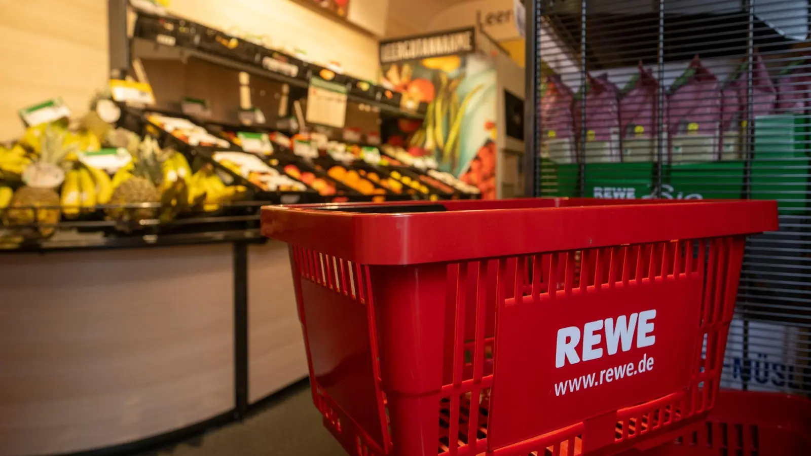 Rewe beendet zum Jahresende 2024 die Kooperation mit dem Kundenbindungsprogramm Payback. (Foto: Monika Skolimowska/dpa)