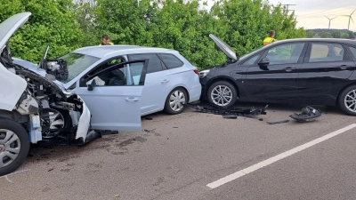 Am Donnerstagnachmittag ereignete sich ein schwerer Unfall auf der B13 zwischen Ansbach und Merkendorf. Die Folge: drei Verletzte. (Foto: Florian Schwab)