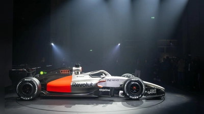 Lackierungsgeheimnis gelüftet: Der Rennwagen R26 von Audi Revolut für die Formel 1 wurde von Scheinwerfern beleuchtet. (Foto: Soeren Stache/dpa)