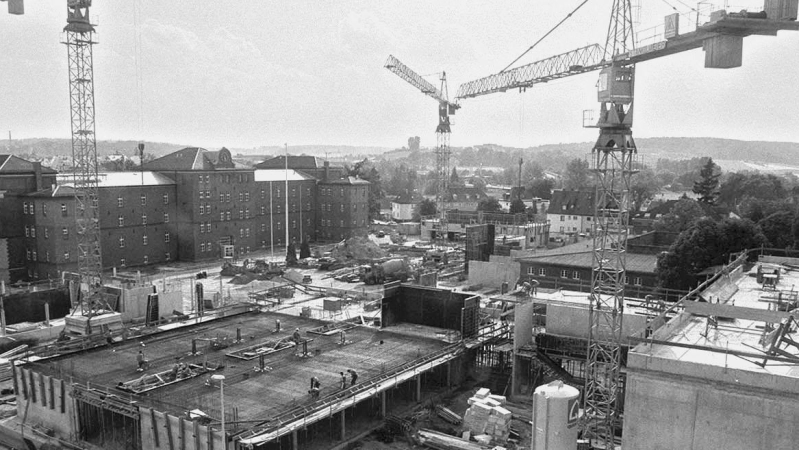 Die Hochschule Ansbach im Jahr 1999 mitten im Umbau. Am 31. Januar 2002 wurde der „krönende Schlussstein” gesetzt.  (Archivbild: Jim Albright )