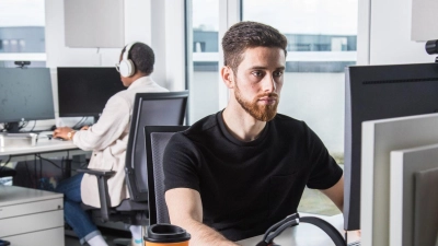 Mehr leisten, um zu genügen? Klingt fleißig – fühlt sich aber wie Dauerstress an. Anhaltender innerer Druck kann Schlafstörungen, Depressionen oder Burn-out begünstigen. (Foto: Christin Klose/dpa Themendienst/dpa-tmn)