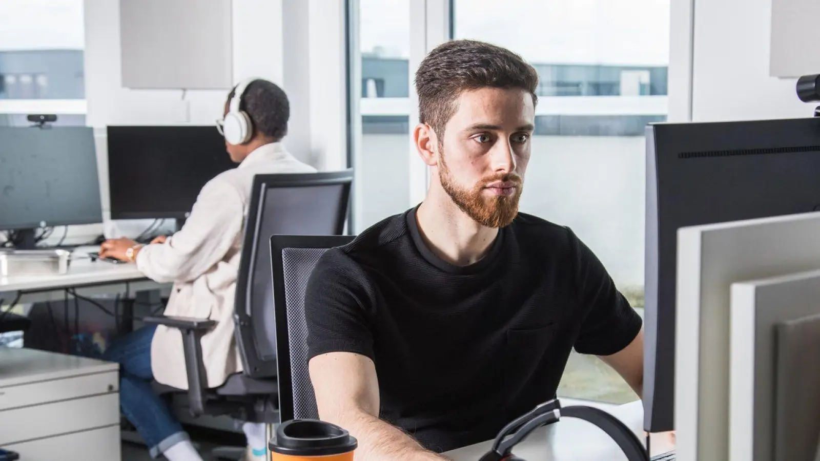 Mehr leisten, um zu genügen? Klingt fleißig – fühlt sich aber wie Dauerstress an. Anhaltender innerer Druck kann Schlafstörungen, Depressionen oder Burn-out begünstigen. (Foto: Christin Klose/dpa Themendienst/dpa-tmn)