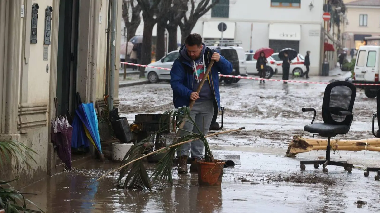 Verschlammte Häuser, blockierte Straßen und Stromausfälle - die schweren Unwetter der vergangenen Tage haben in Mittel- und Norditalien eine Spur der Verwüstung hinterlassen. (Foto: Giuseppe Cabras/IPA via ZUMA Press/dpa)