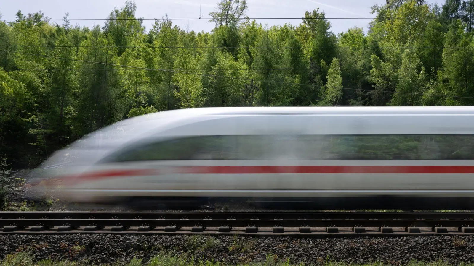 Alle Unternehmen, die die Infrastruktur der Bahn nutzen, müssen die sogenannte Schienenmaut zahlen, auch die Verkehrsunternehmen der Bahn selbst. (Archivbild)  (Foto: Boris Roessler/dpa)