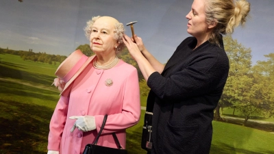  Frühjahrsputz  im Wachsfigurenkabinett (Foto: Georg Wendt/dpa)