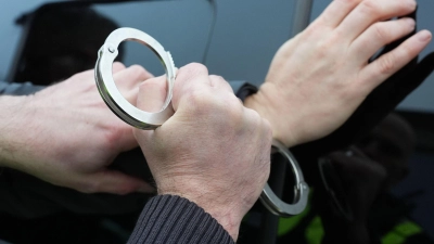 Die Polizei nimmt die beiden Verdächtigen auf der Autobahn fest. (Symbolbild) (Foto: Marcus Brandt/dpa)